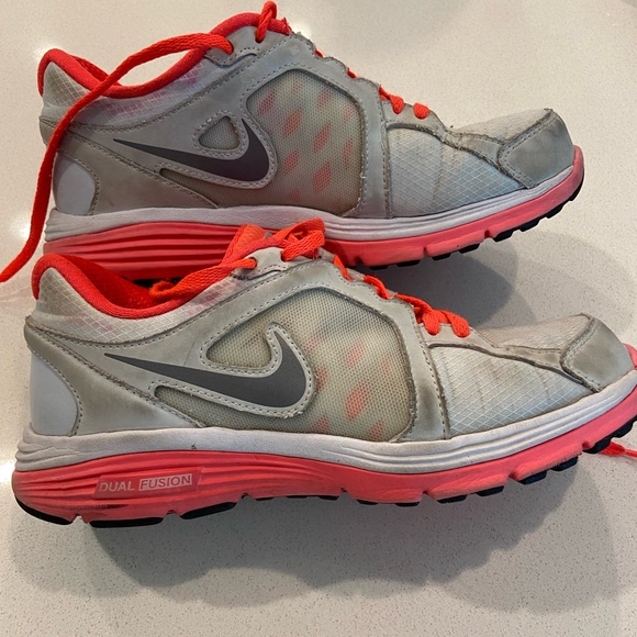 Nike running shoes, size 6.5 - Picture 1 of 6
